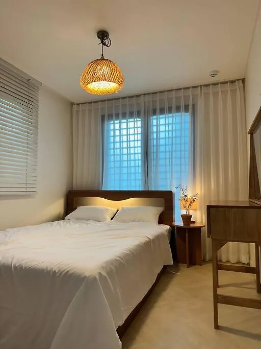 Lägenhet 10-Minute Walk From Hongdae Entrance Station, 2 Rooms, 3 Beds Seoul